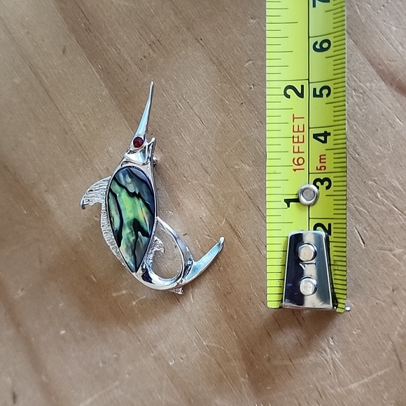 Vintage Ariki Paua Shell sword fish brooch - Picture 7 of 7